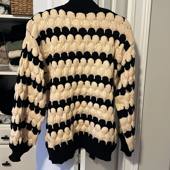 Thick cream and black sweater - Picture 3 of 3